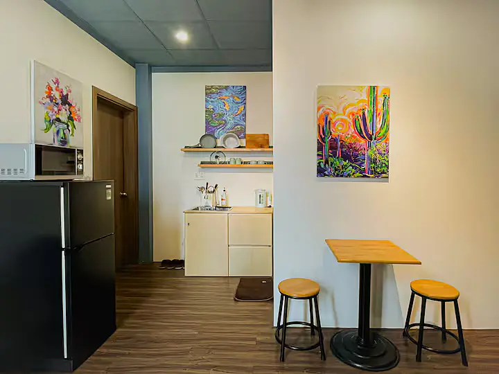 Studio near Airport & Center | Fast WiFi + Laundry - 3