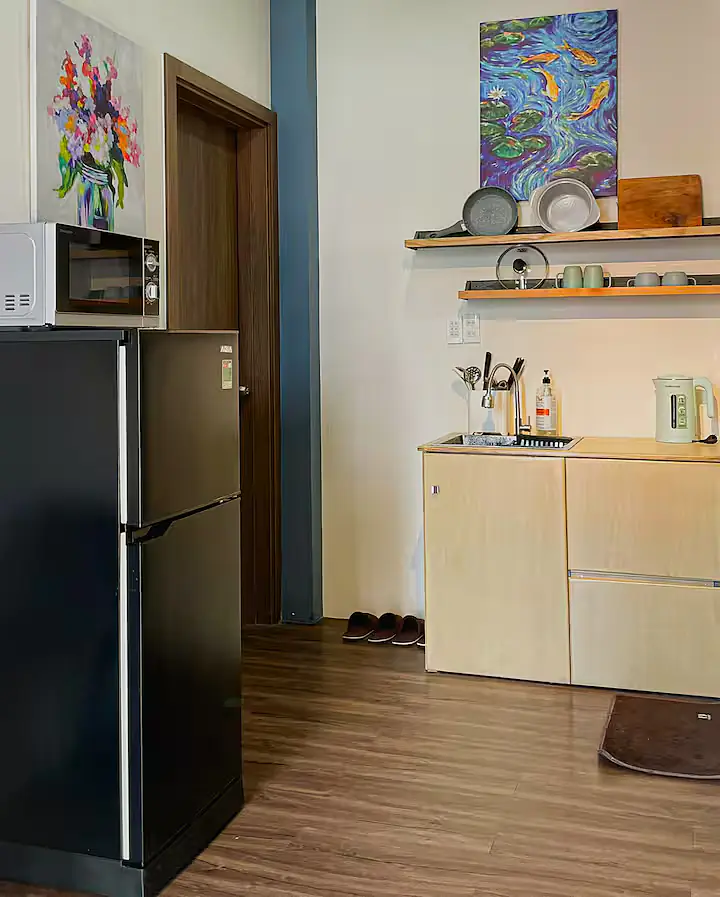 Studio near Airport & Center | Fast WiFi + Laundry - 4