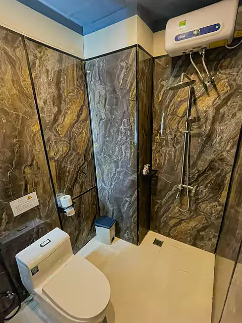 Studio near Airport & Center | Fast WiFi + Laundry - 5