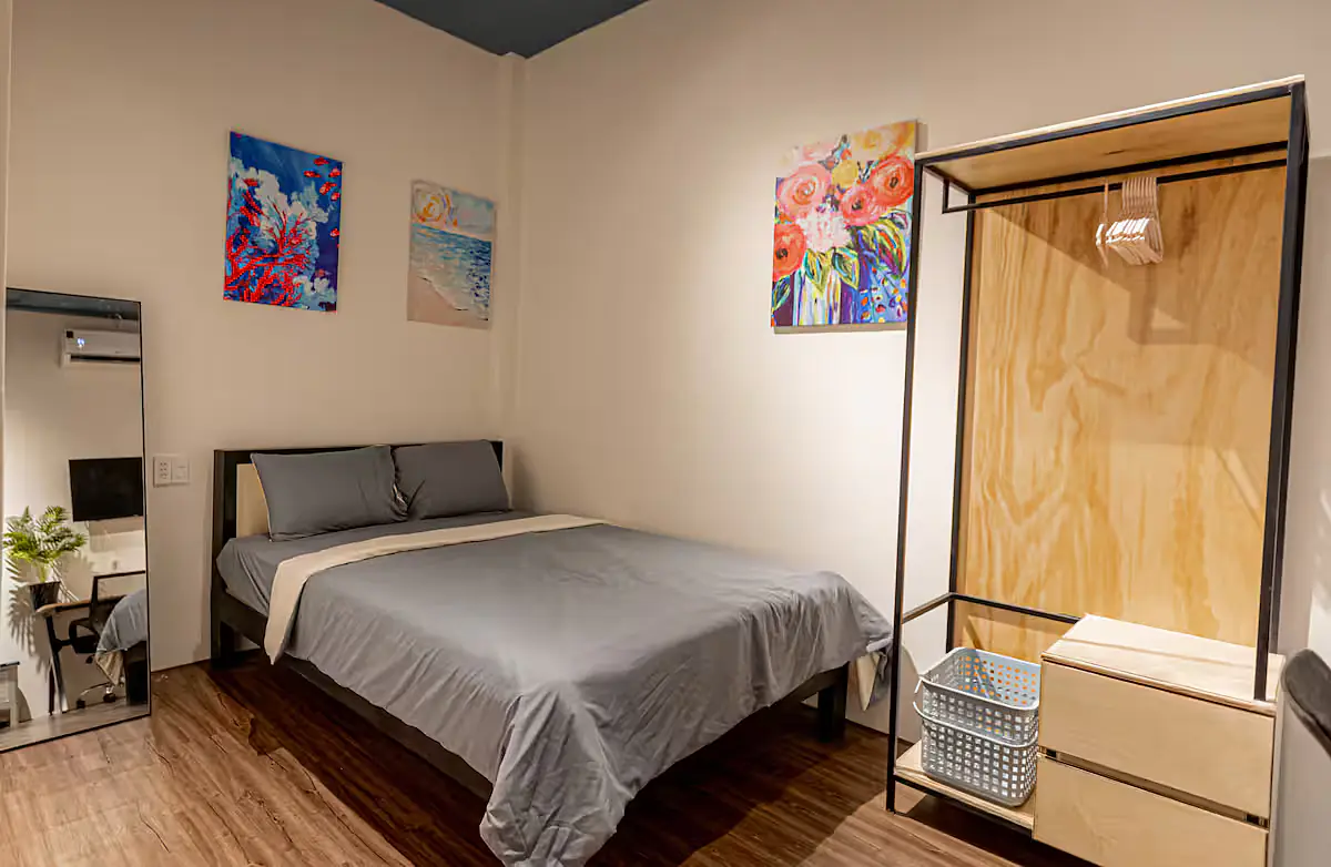 In between airpt & center, Fast wifi Free Laundry