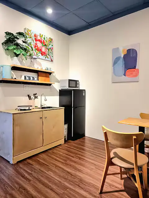 Comfy Apartment near Center & Airport | Fast Wi-Fi - 5