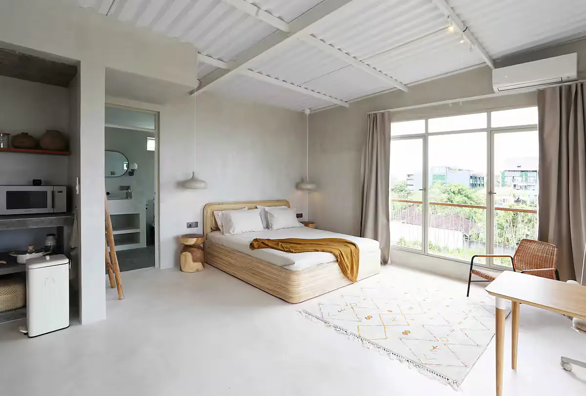 Minimalist Loft in center of Canggu, with balcony