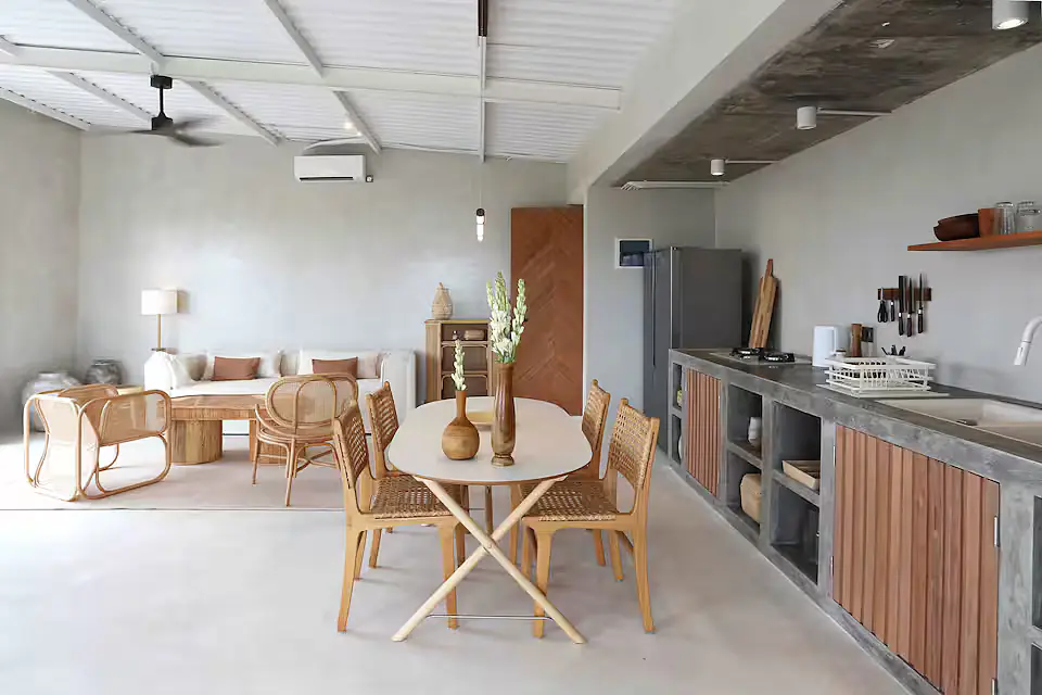 Minimalist Loft in center of Canggu, with balcony - 4